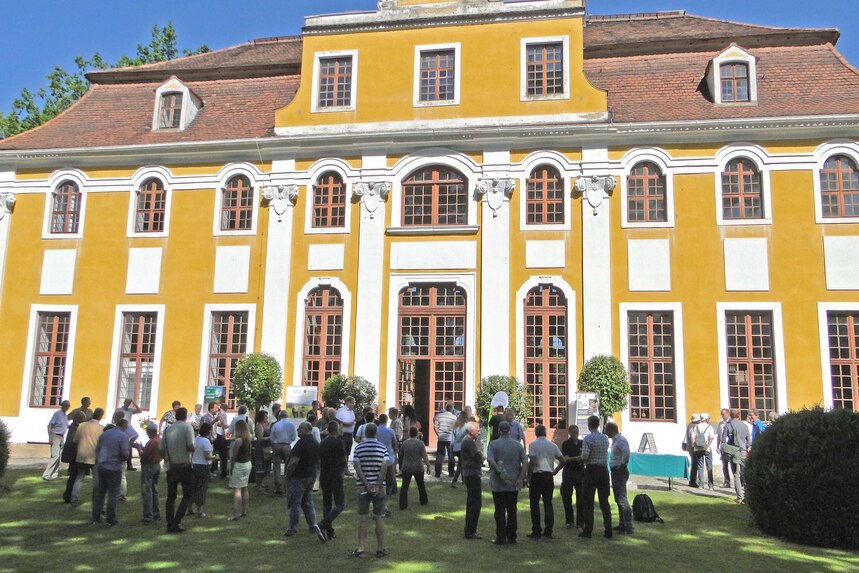 Empfang zum Jubiläum der Vogelschutzwarte und der NAturschutzstation bei schönsten Sonnenschein vor dem Schloss Neschwitz