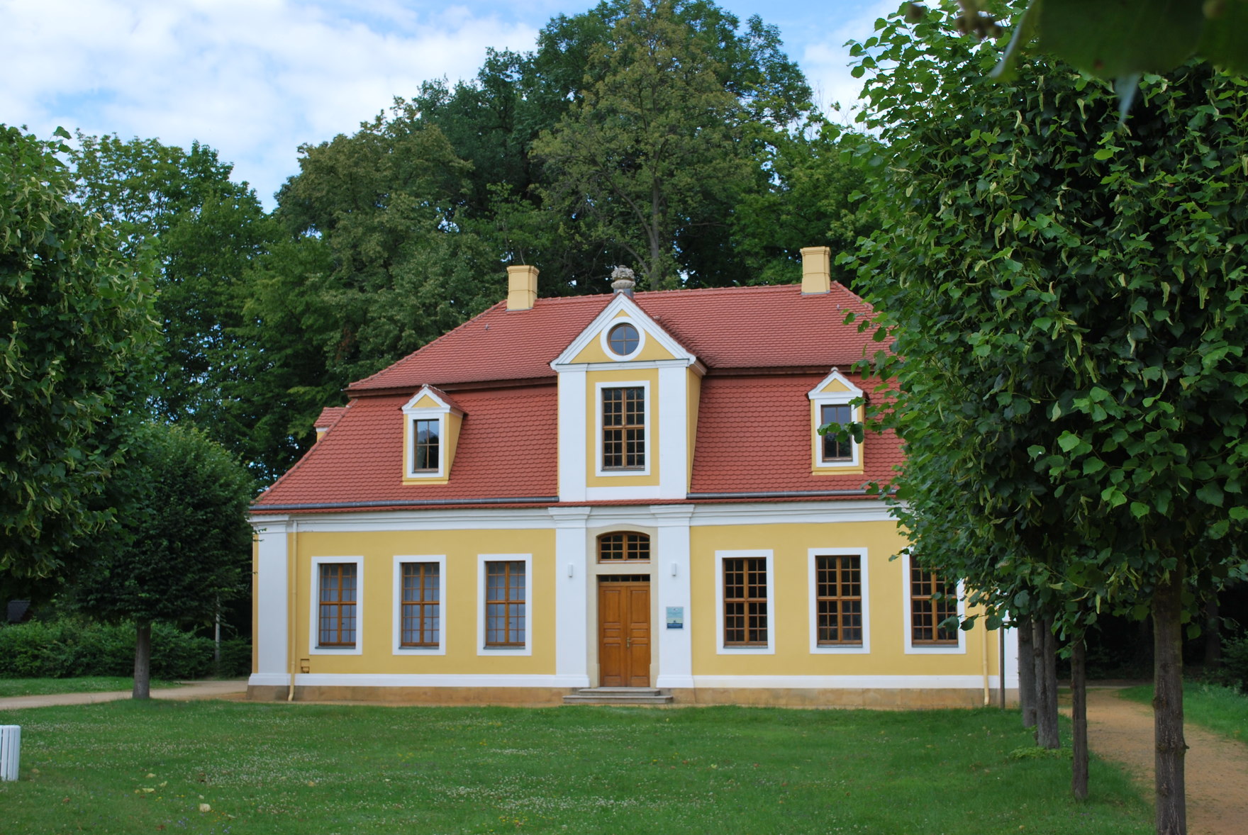 Sitz der Vogelschutzwarte im Herrenpavillon im Schlosspark Neschwitz.
