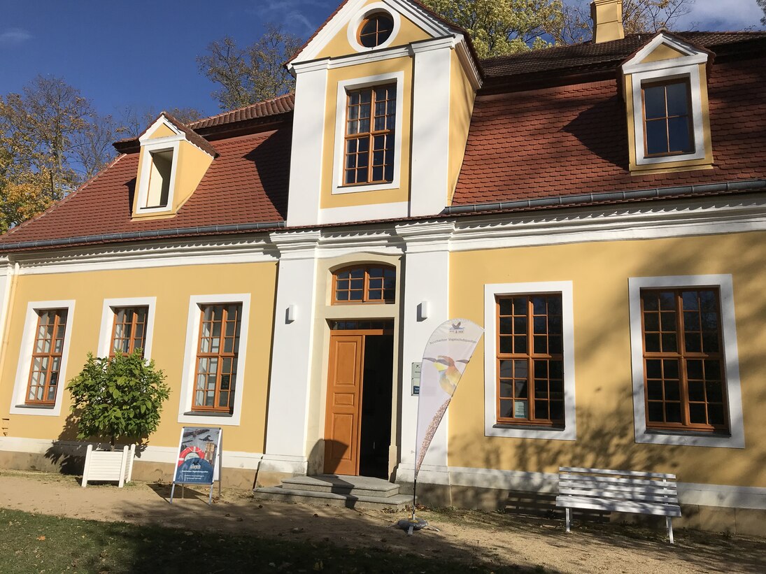 Der Vogelschutzpavillon befindet sich im Erdgeschoss des Herrenpavillons im Schlosspark Neschwitz. 